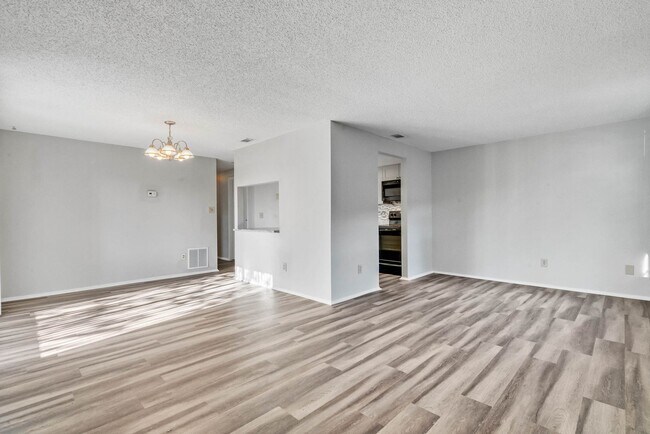 Foto del edificio - 4907 Lake Ridge Rd