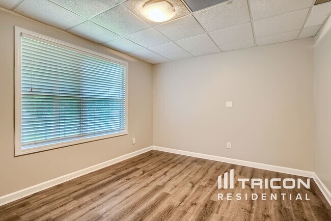Foto del edificio - 605 Brooks Rd