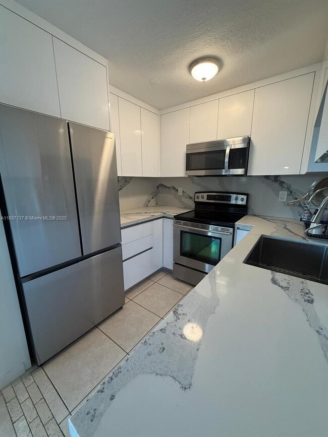 Building Photo - 9350 Fontainebleau Blvd