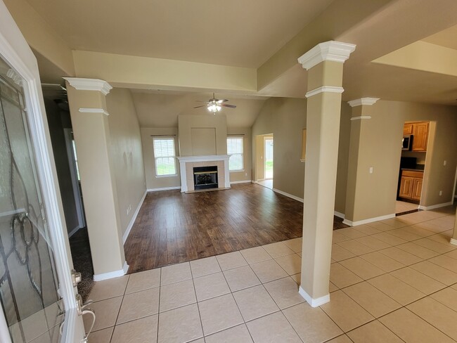 Building Photo - 1303 E Ken Leach Ct