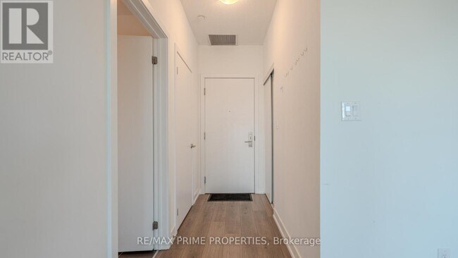 Photo du bâtiment - 1709 Bur Oak Ave
