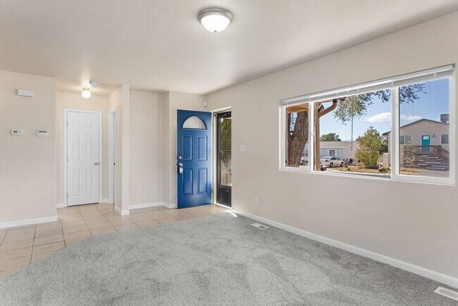 Foto del edificio - Well-Maintained 3-Bedroom Home with Modern Updates. MOVE-IN SPECIAL!