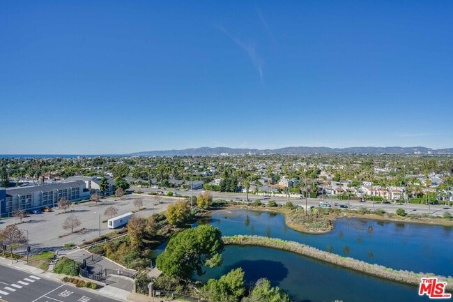 Foto del edificio - 4265 Marina City Dr