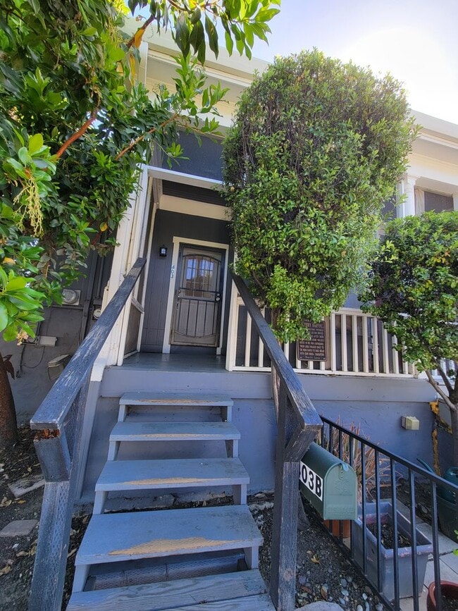 Building Photo - Adorable Downtown Duplex / 2 Bedroom 1 Bath