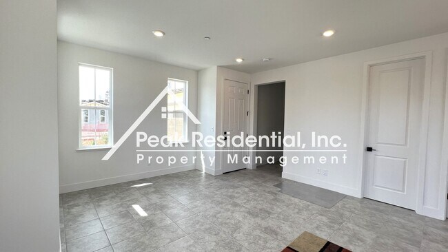 Building Photo - Brand New West Roseville Studio!