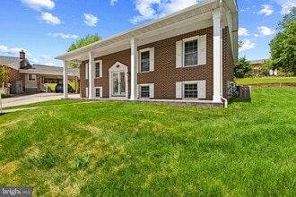 Building Photo - 8006 Woodhaven Ct