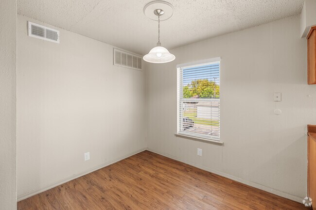 2 habitaciones, 1 baño - 974 pies cuadrados - Comedor - Cleburne Plaza