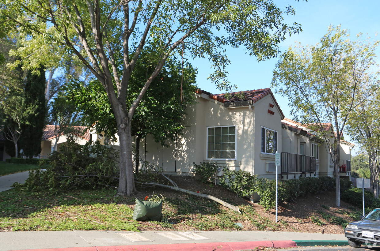 Foto del edificio - Pinole Grove Senior Housing