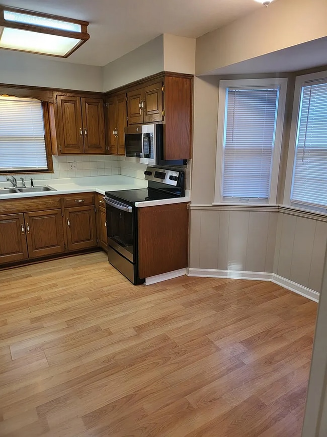 Foto del edificio - Spacious 4 Bed, 2.5 Bath Home with Fireplace & Garage in Independence, MO