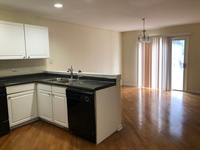 Foto del edificio - 611 Arrowwood Ct