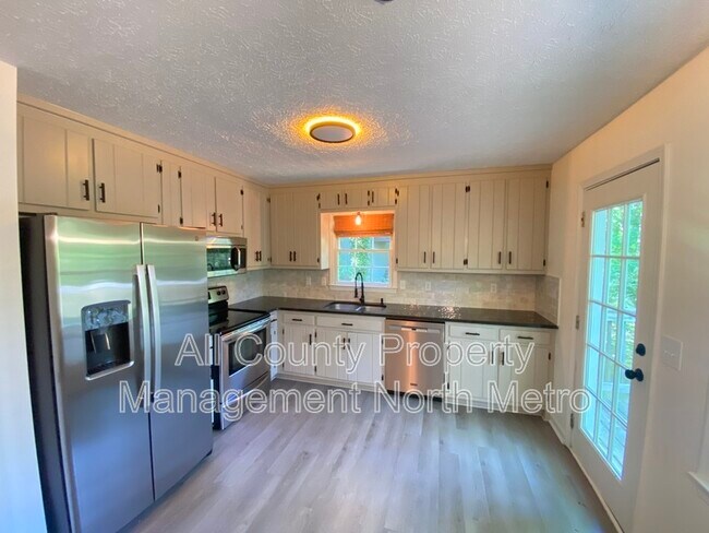 Foto del edificio - 410 Riverlake Ct