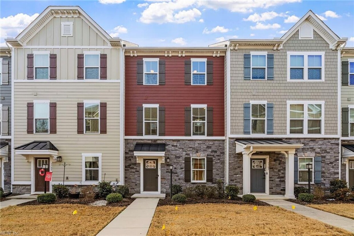 Primary Photo - Newer Construction 3 Story Condo!