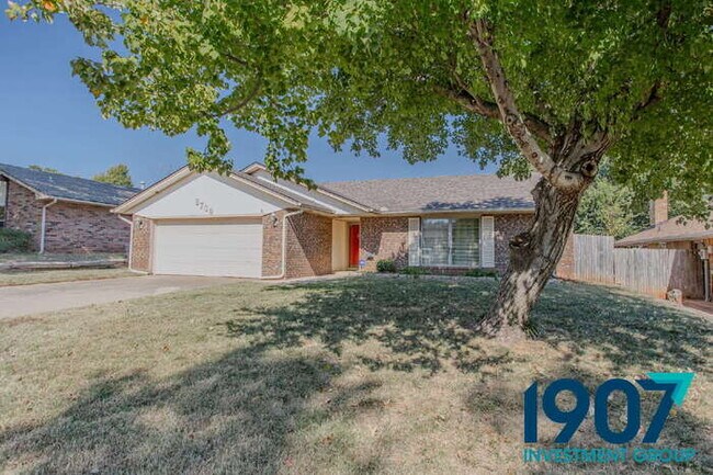 Foto del edificio - Charming Brick Home with Large Backyard in OKC! - Move In Now & Get 50% Off Your First Month's Rent!