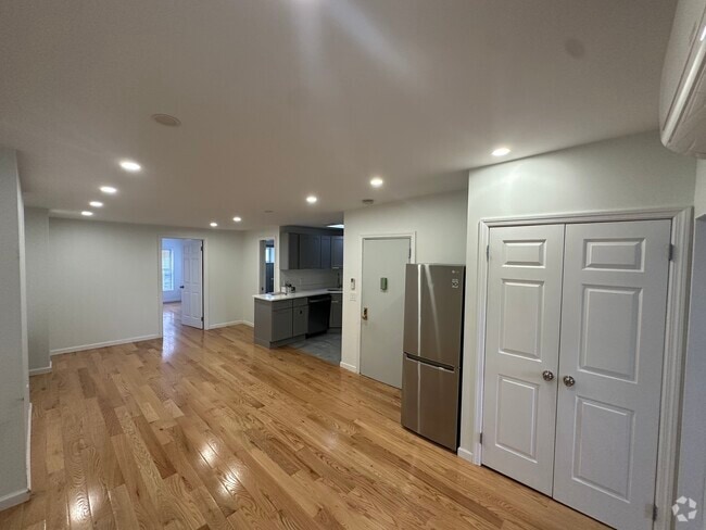 Building Photo - 10 -31 51st Avenue