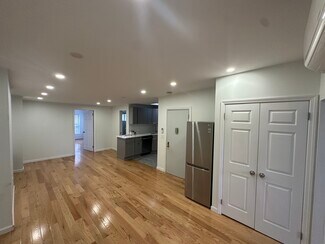 Building Photo - 10-31 51st Ave