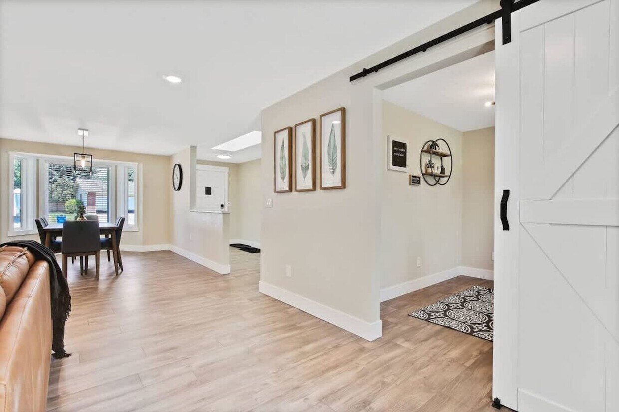 Foto principal - 1215 E Cerramar Ct