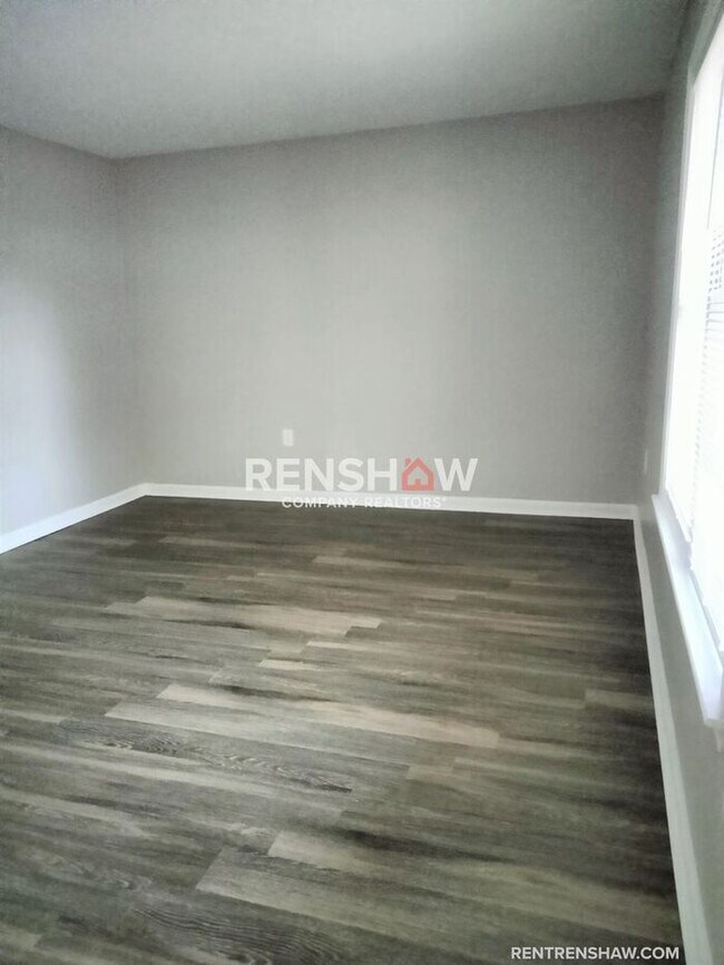 Building Photo - Gorgeous 3 bedroom / 1.5 bath in Parkway V...