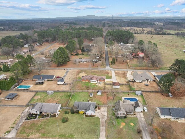 Building Photo - Nice, well-maintained home located on a quiet street in East Limestone.