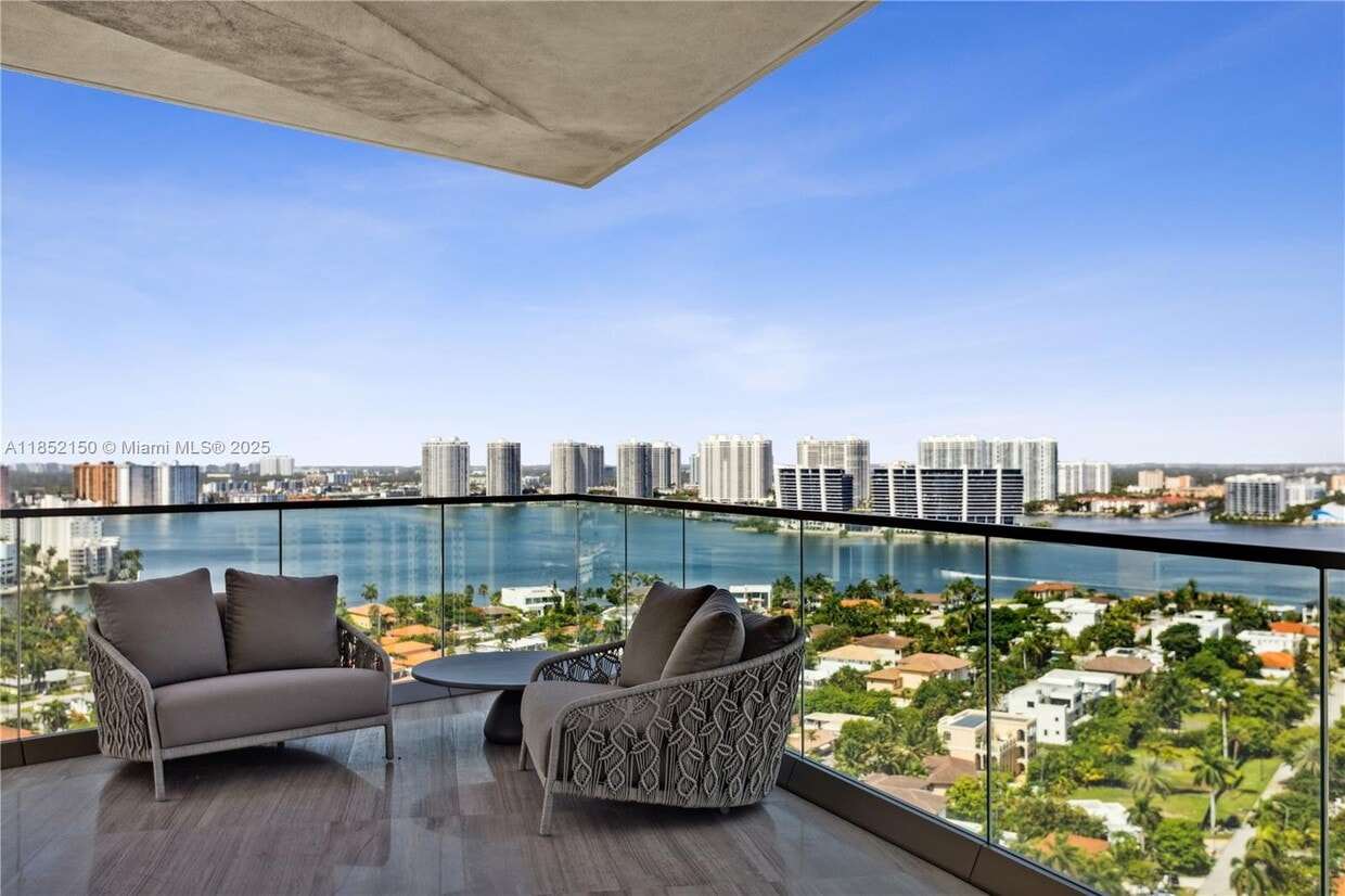 Foto principal - 18975 Collins Ave