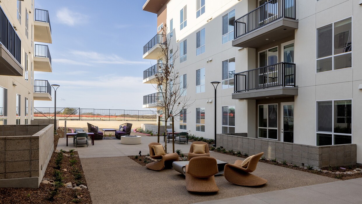 Primary Photo - Folia