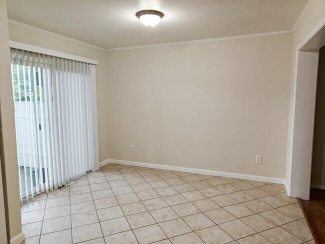 Building Photo - 476 Robbe Ave