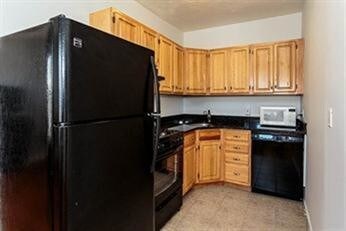 Building Photo - 309 Elm St