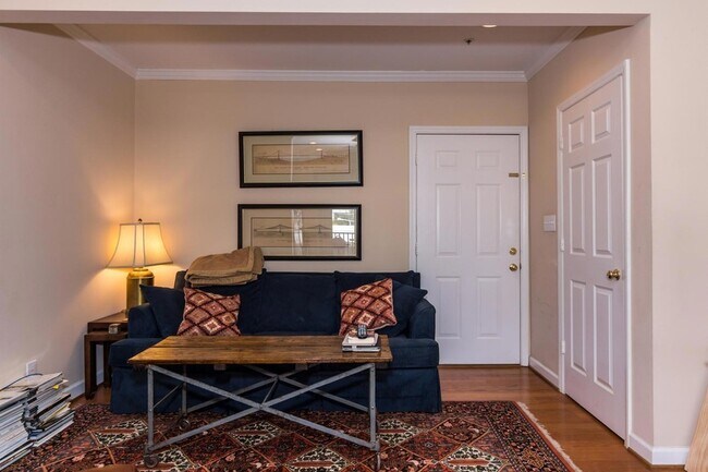 Foto del edificio - 610 Hillsborough Street Unit 204