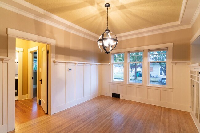 Foto del edificio - Conveniently located Craftsman Stunner Ava...