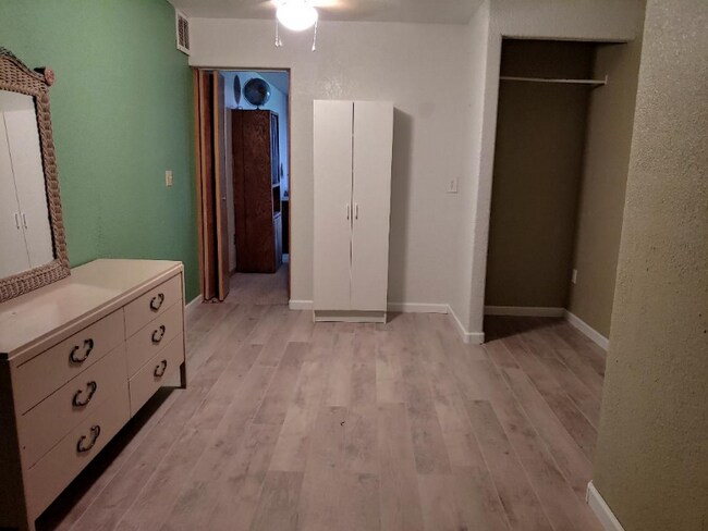 Building Photo - 5908 Red Cedar Dr