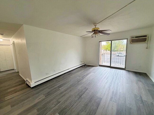 Building Photo - 841 Blossom Ln