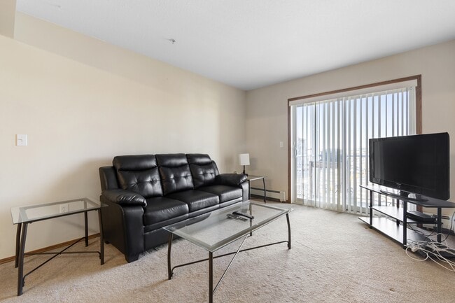 Photo du bâtiment - 12015-12015 Royal Oaks Dr