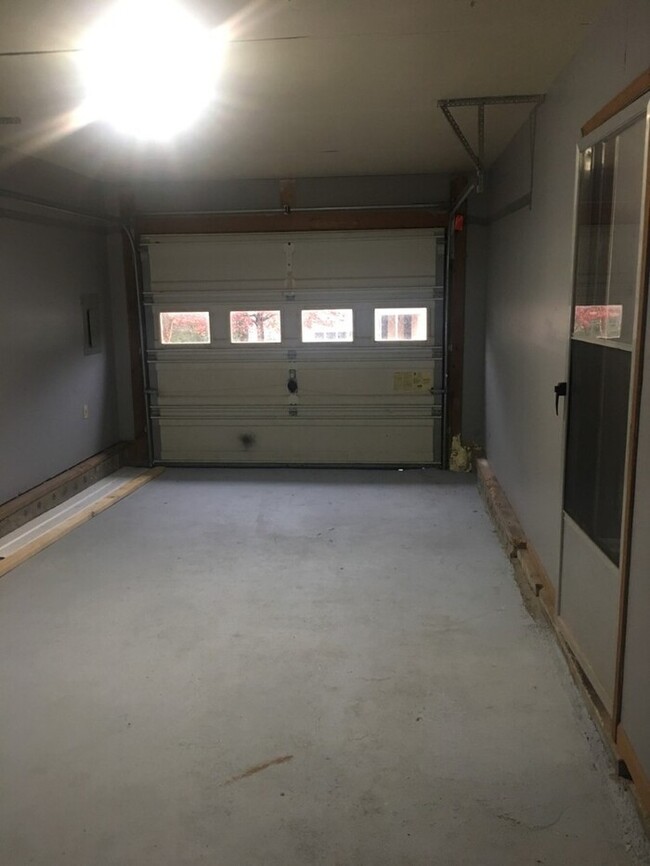 Building Photo - Beautiful Newly updated 3 Bedroom 2 bathro...