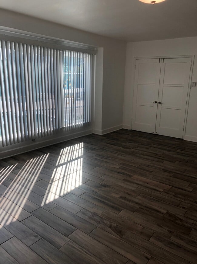 Building Photo - 5707 San Vicente Blvd