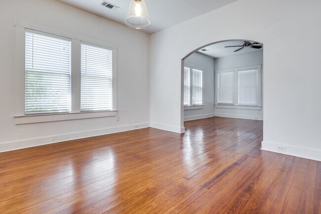 Building Photo - CHARMING 2-BEDROOM IN BEACON HILL