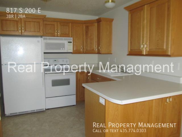 Building Photo - 3 Bedroom Townhome in Smithfield.  Availab...
