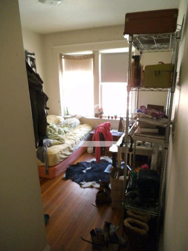 Building Photo - 3split bed1bath in Brighton is available in 9/1