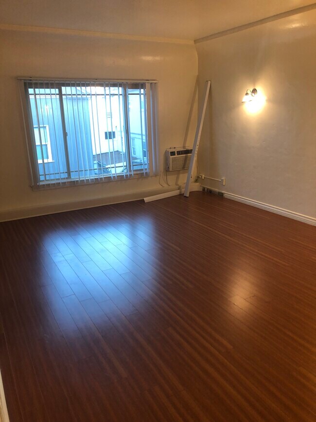 Foto del edificio - 644 Landfair Ave.