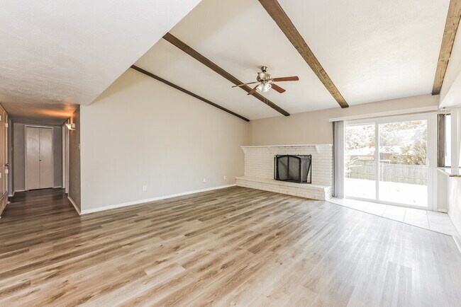 Foto del edificio - 902 Live Oak Dr