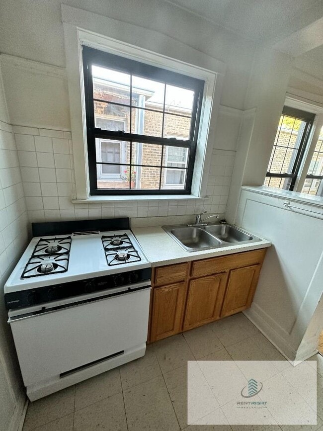 Building Photo - 5018-40 N Lincoln