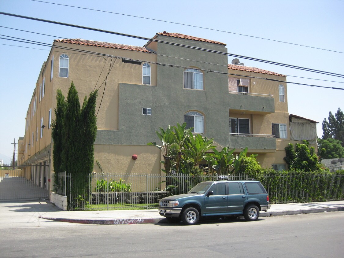 Foto principal - 7140 Bellaire Ave