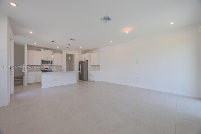 Foto del edificio - 7064 Channing Ave