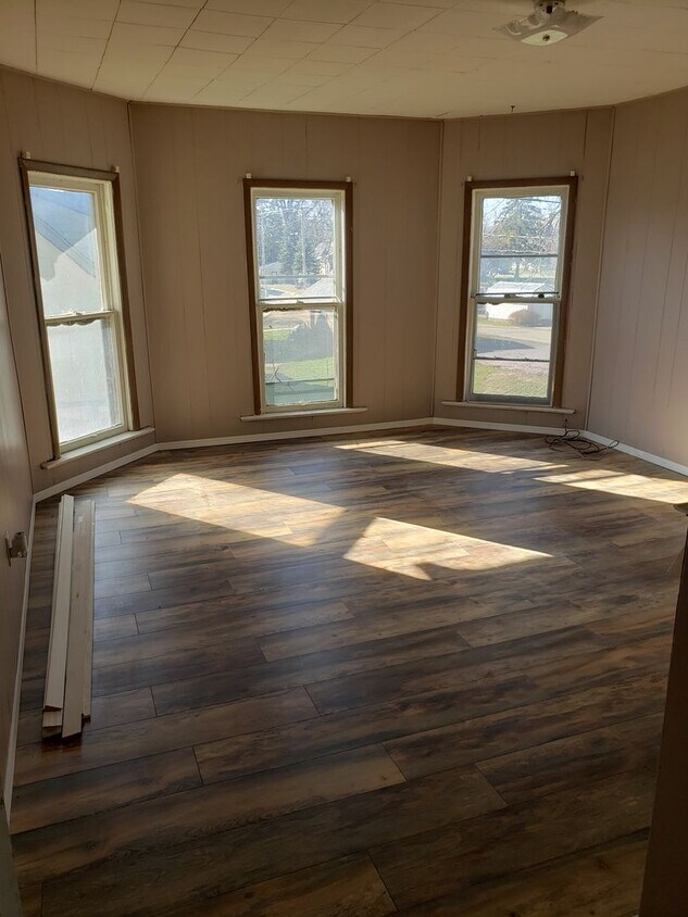 Foto principal - 2- Bedroom, 1- Bath Upper Unit in Hillsboro