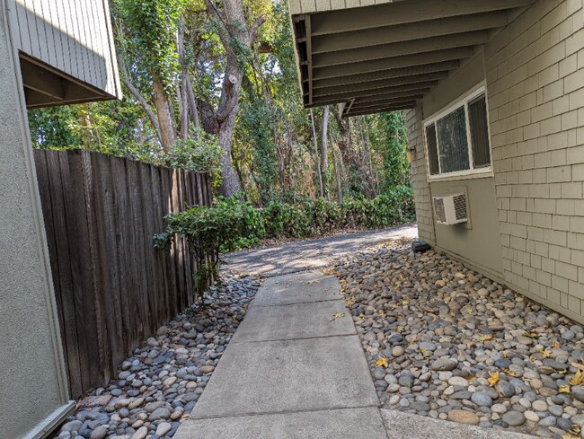 Foto del edificio - 1044 Rivara Rd