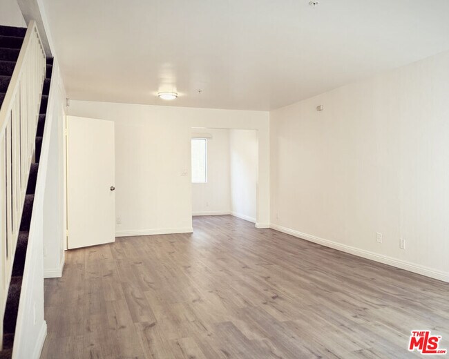 Building Photo - 16037 Vanowen St