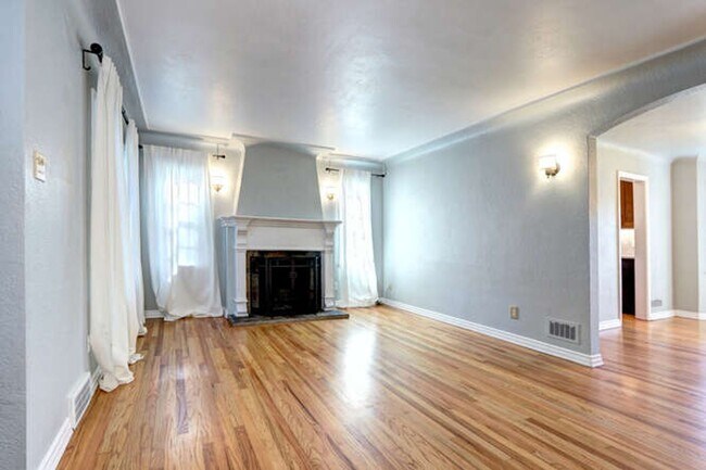 Building Photo - Beautiful 4 Bedroom 2 Bath Single Family H...