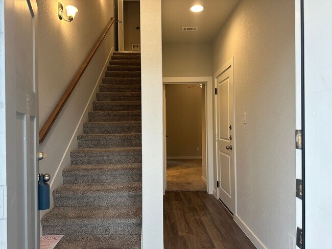 Building Photo - Townhome for Rent