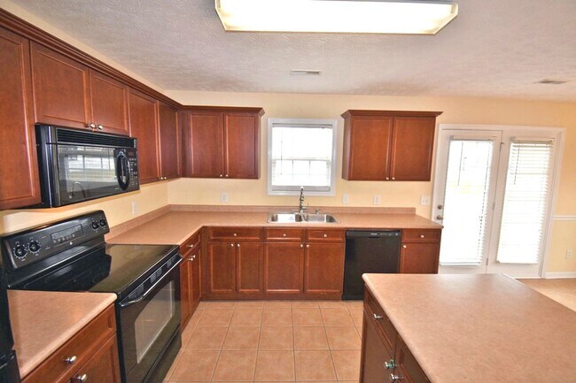 Foto del edificio - Wonderful 3BR/2BA Smyrna home on a corner lot, 2 car garage!