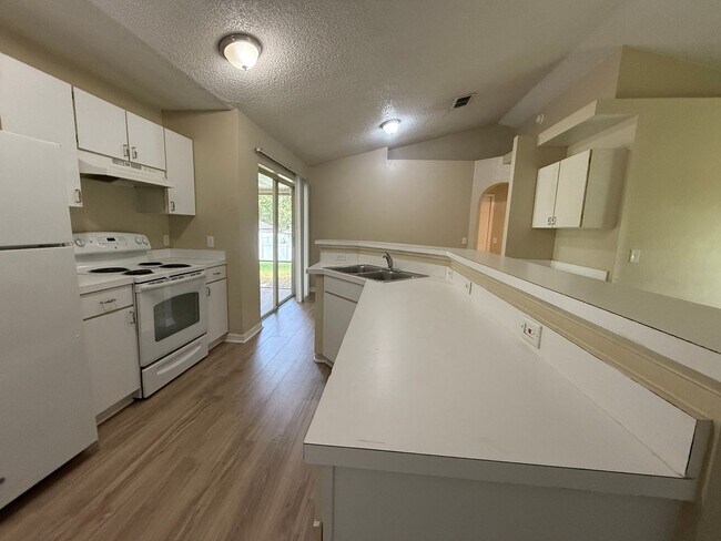Foto del edificio - COMING SOON: Charming Home in Prime Deltona Neighborhood