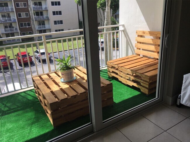 Foto del edificio - 6950 Miami Gardens Dr