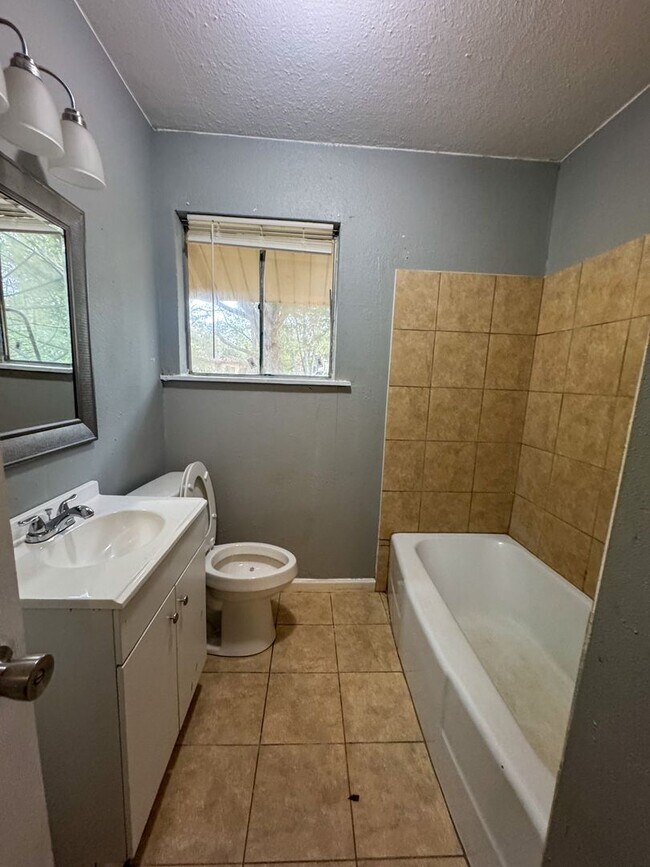 Foto del edificio - Updated Melrose Street Home